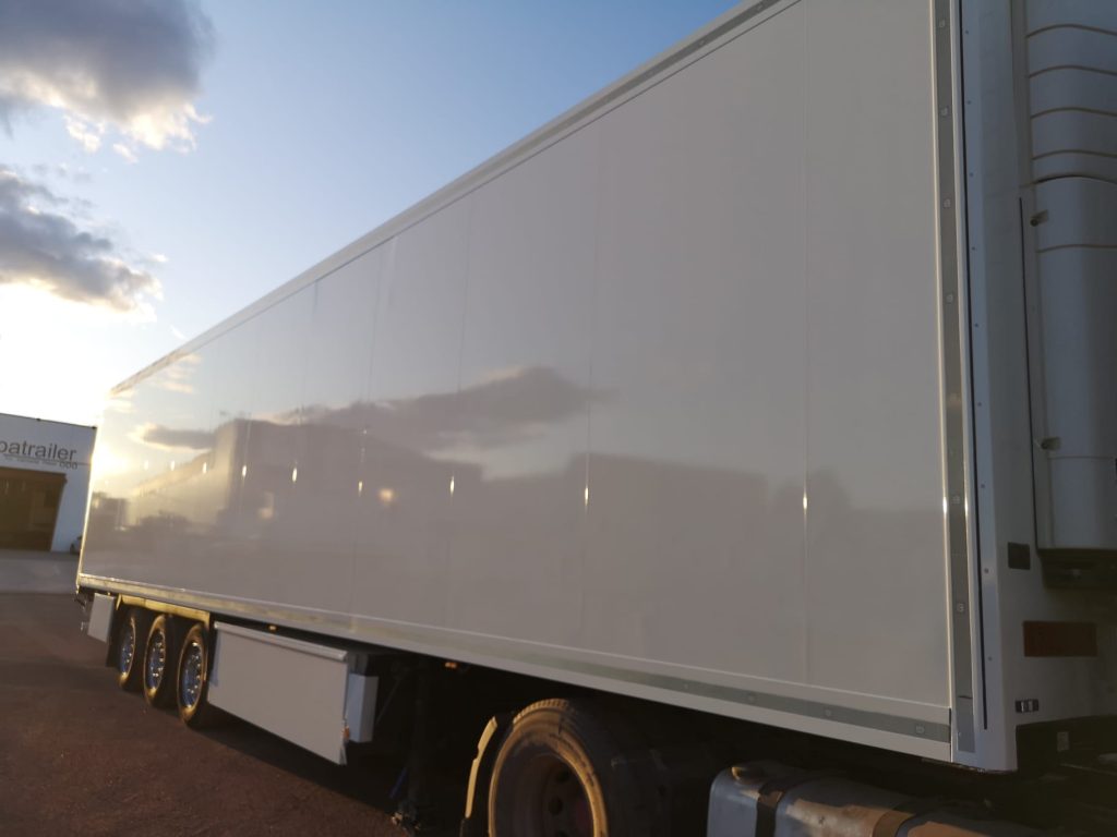 Remolque frigorífico reparado